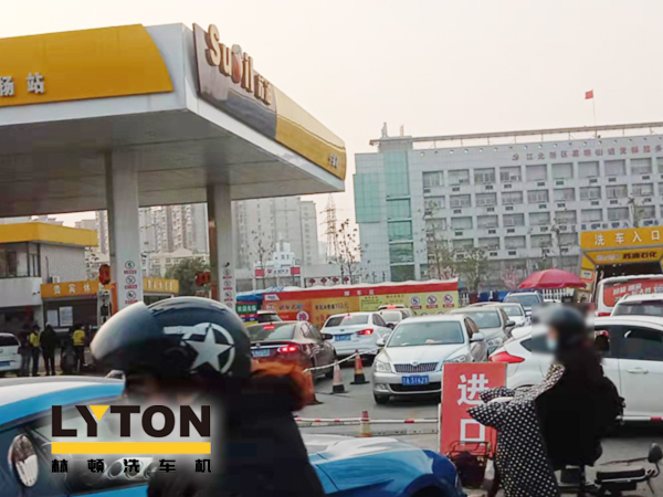 洗车“长龙”哪里见?苏油宁扬站加油站电脑洗车机长期受热捧